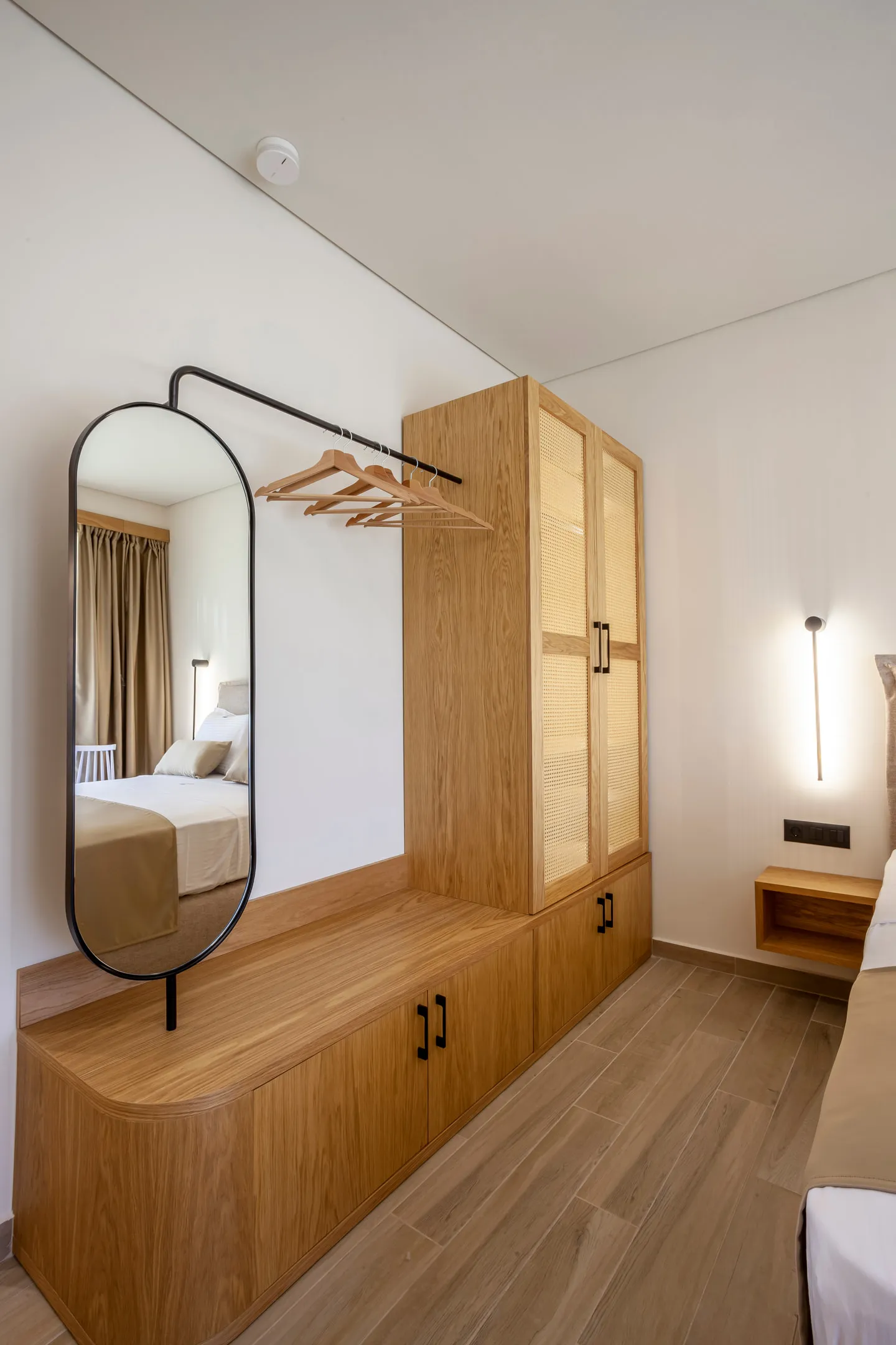 Tiara Holidays - Aliston Deluxe Living - Deluxe Room - ormar